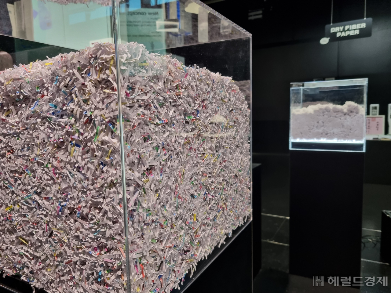 일본 세이코엡손이 세계 최초로 개발한 종이재생장치 ‘페이퍼랩(PaperLab)'은 사진 속 파쇄된 폐지를 원재료로 삼아 새 종이를 만들어 낸다. 김현일 기자