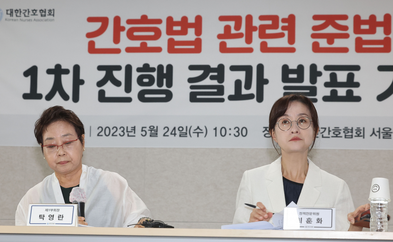 24일 오전 서울 중구 대한간호협회 서울연수원 대강당에서 열린 '간호법 관련 준법투쟁 1차 진행결과 발표 기자회견'에서 탁영란 대한간호협회 제1부회장(왼쪽)이 발언하고 있다. [연합]