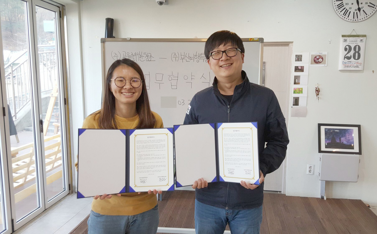 손민수(오른쪽) 여행특공대 대표(반장)는 대국민 부산 인문학 여행 안내 말고도, 다양한 지역 문화관광 그룹과 네트워크를 맺으며 융·복합 시너지를 키우고 있다.
