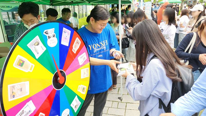 CU가 고려·연세대(이하 가나다순) 축제에 고대1905 프리미엄빵·연세우유 크림빵 시리즈를 후원했다. 이달 열린 연세대 축제 모습. [CU 제공]