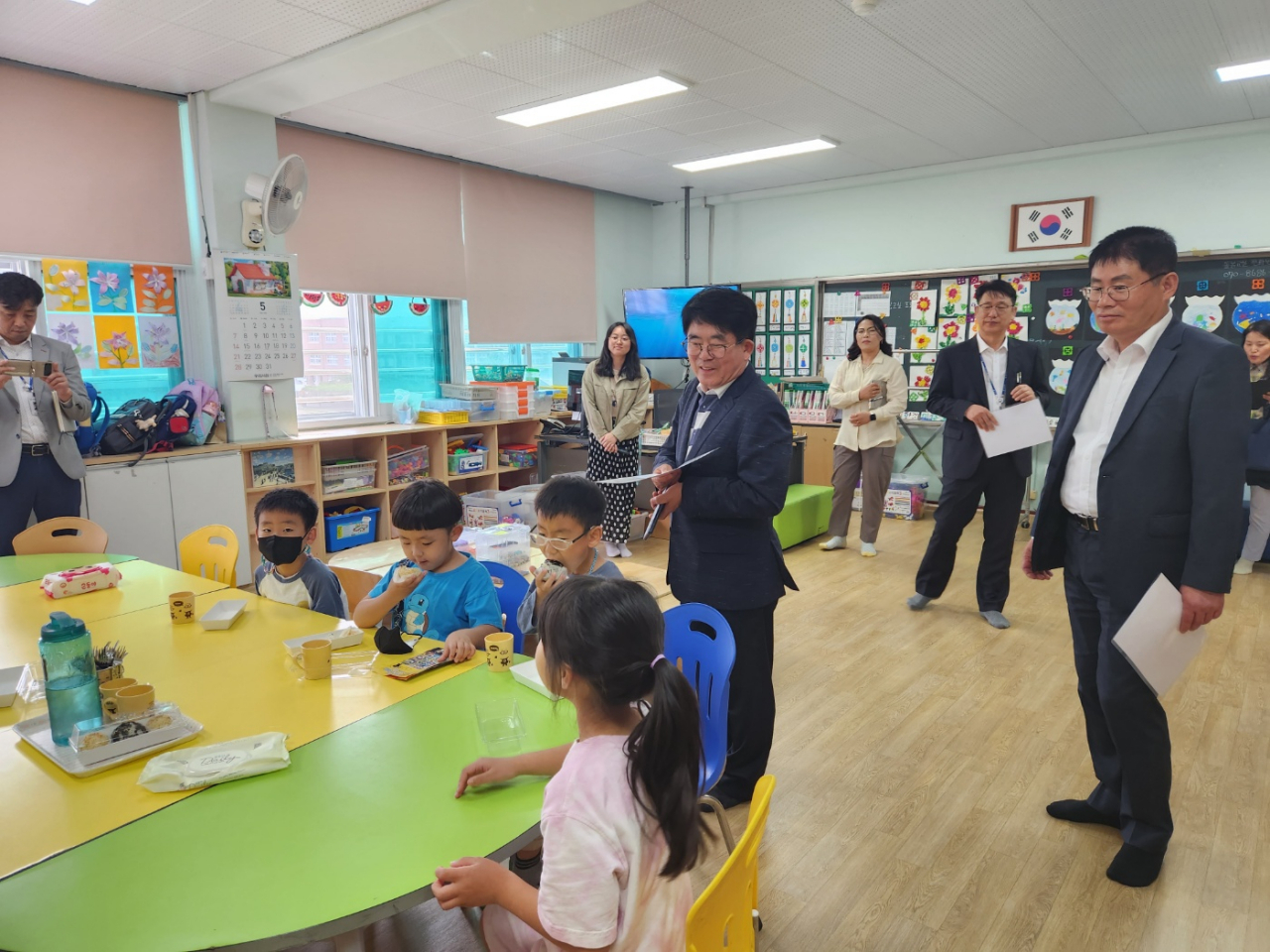 돌봄 교실을 운영하고 있는 현장을 점검하고 있는 도 교육청 관계자