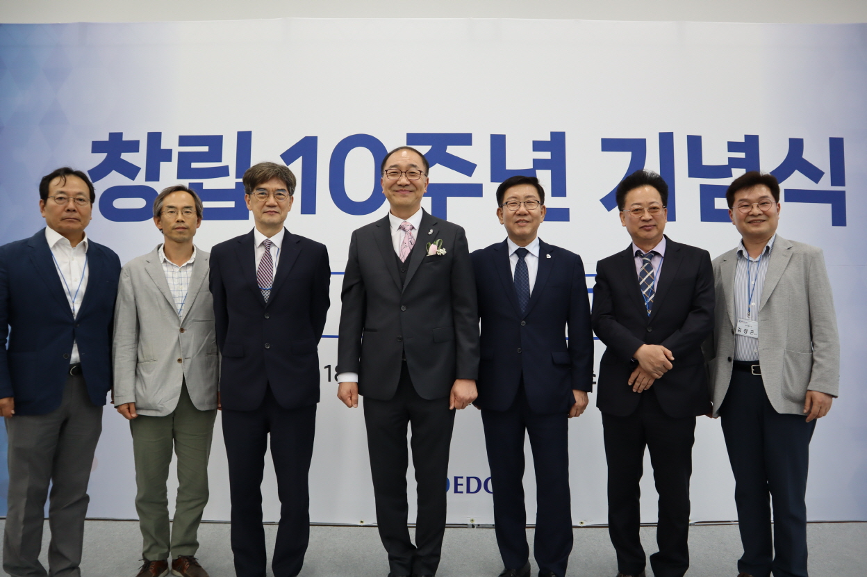 EDGC가 지난 18일 인천 송도 신사옥에서 창립 10주년 기념식을 가졌다. 이민섭(가운데) 대표를 비롯한 참석자들이 기념촬영을 하고 있다. [EDGC 제공]