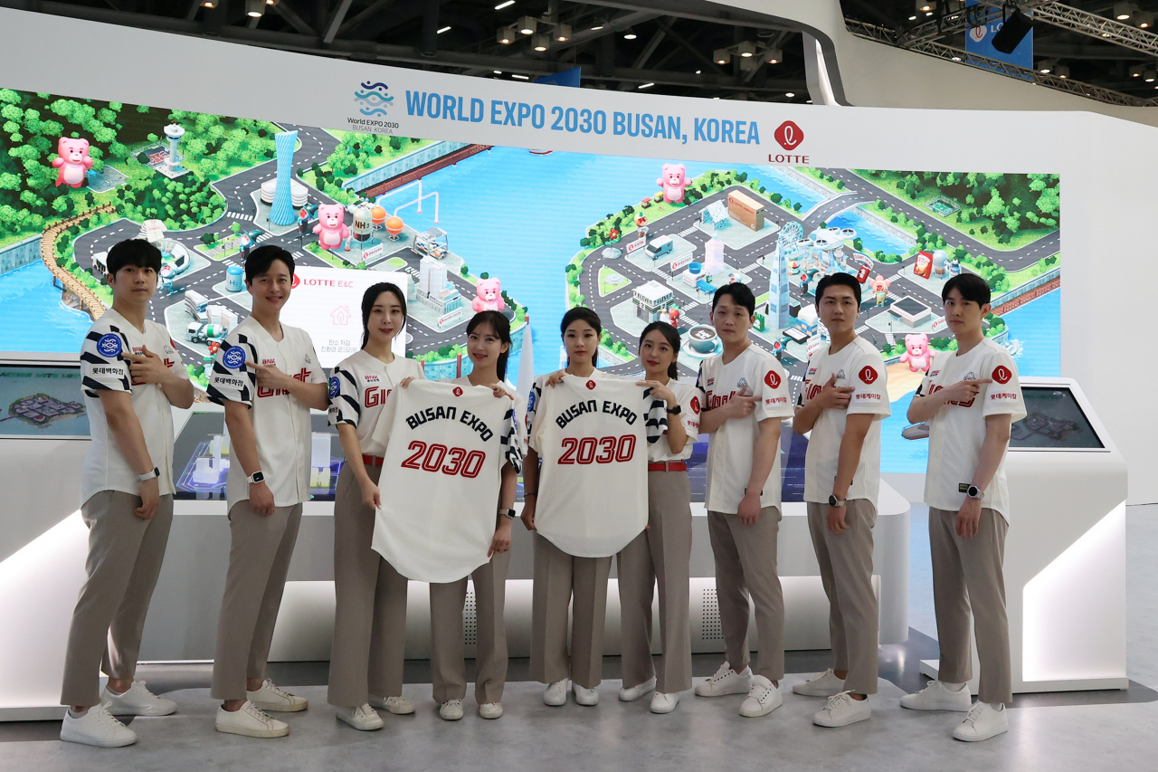 제1회 기후산업국제박람회(WCE) 현장의 ‘롯데그룹관’ 프로모터들이 ‘BUSAN EXPO 2030’이 새겨진 친환경 유니폼을 착용하고 2030 부산세계박람회 유치 홍보 활동을 펼치고 있다. [롯데그룹 제공]