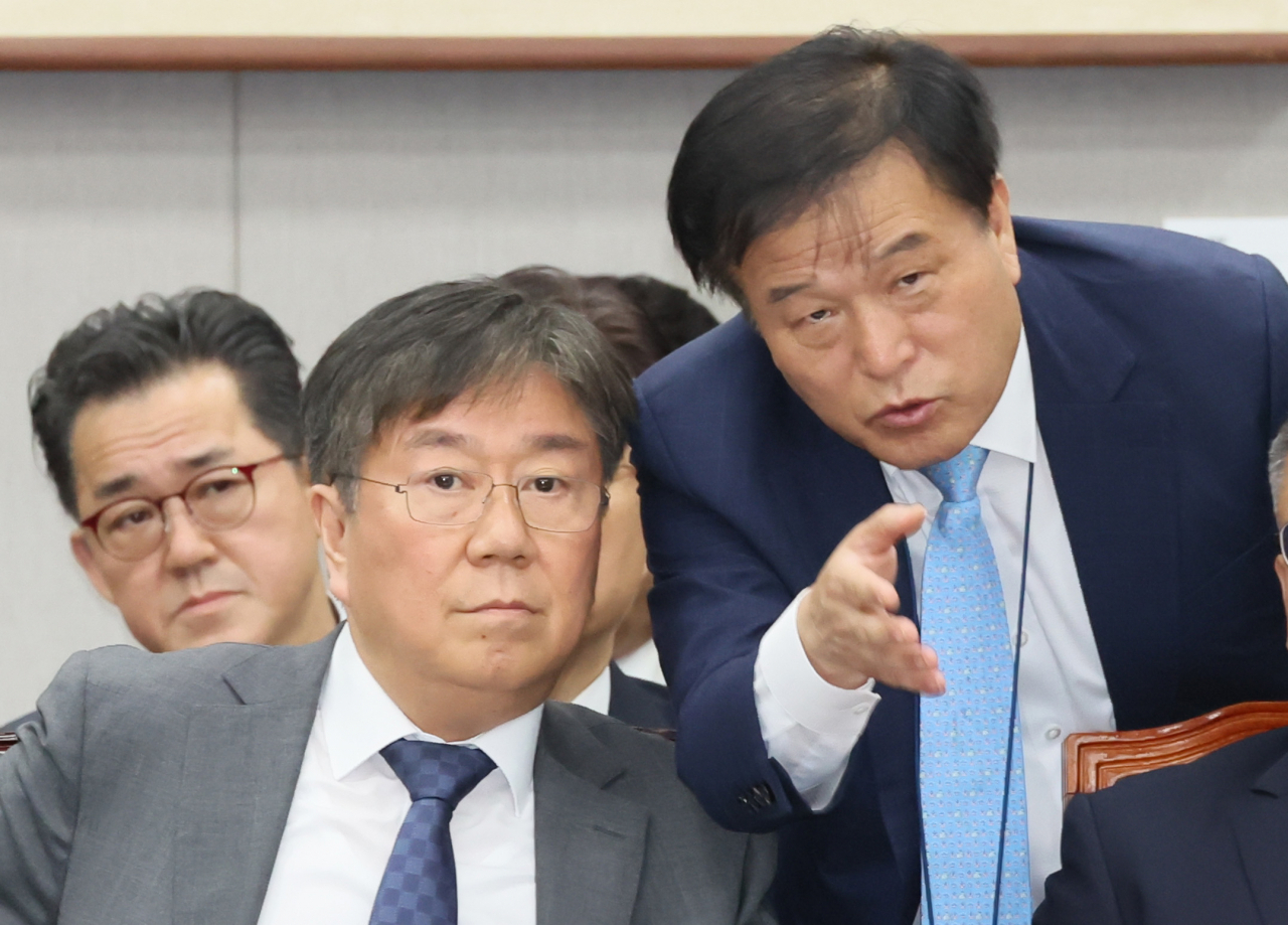 김대기 대통령비서실장이 24일 오후 국회에서 열린 운영위원회 전체회의에서 이진복 정무수석으로부터 보고받고 있다. [연합]
