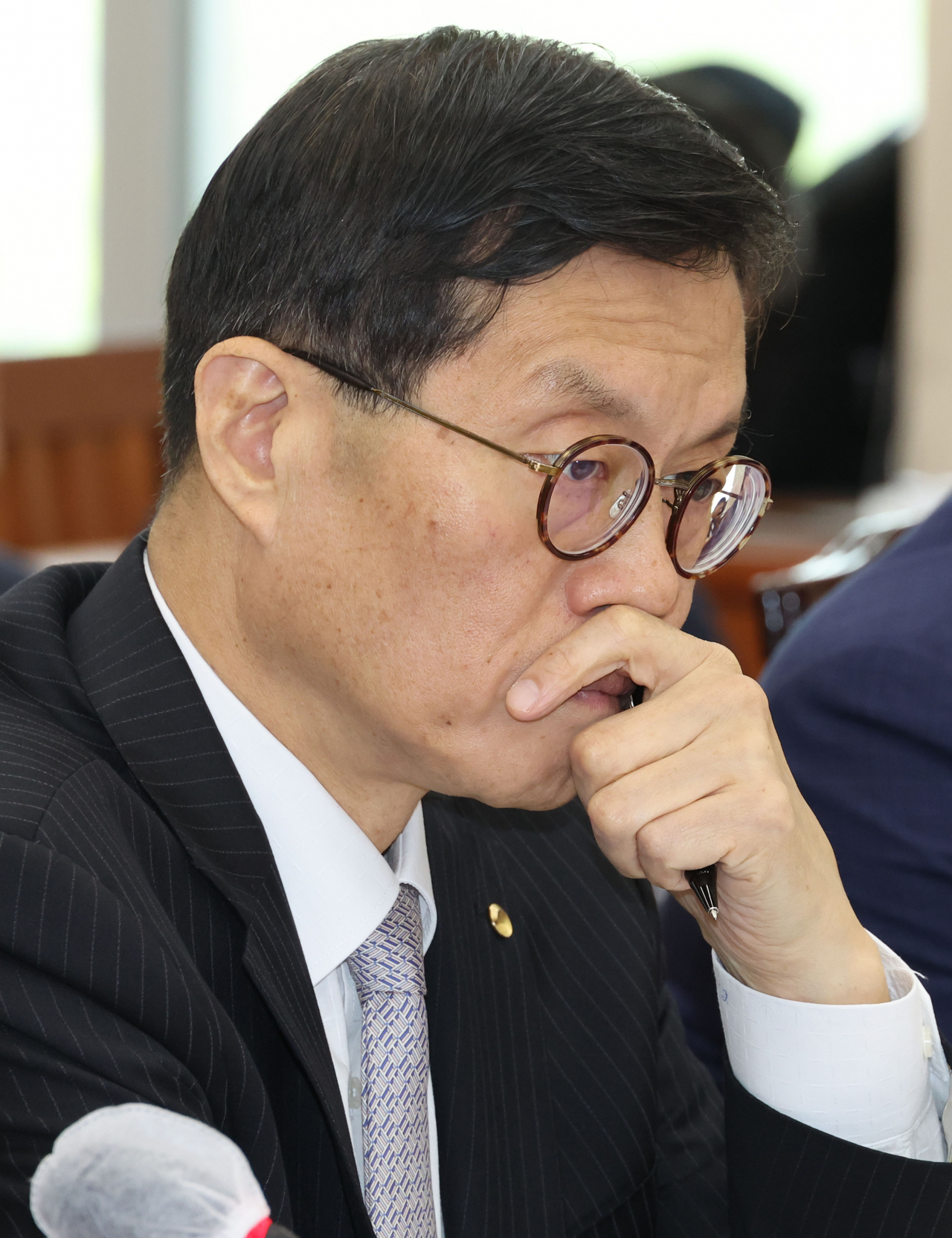 이창용 한국은행 총재가 22일 오전 서울 여의도 국회에서 열린 기획재정위원회 전체회의에서 자료를 살펴보고 있다. [연합]