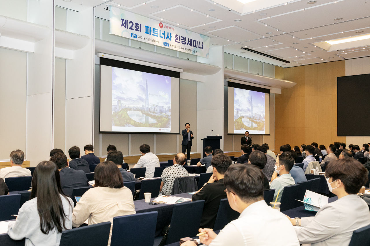 박인철 롯데케미칼 ESG경영부문장(상무)가 지난 24일 개최된 파트너사 대상 세미나에서 강연을 하고 있다. [롯데케미칼 제공]