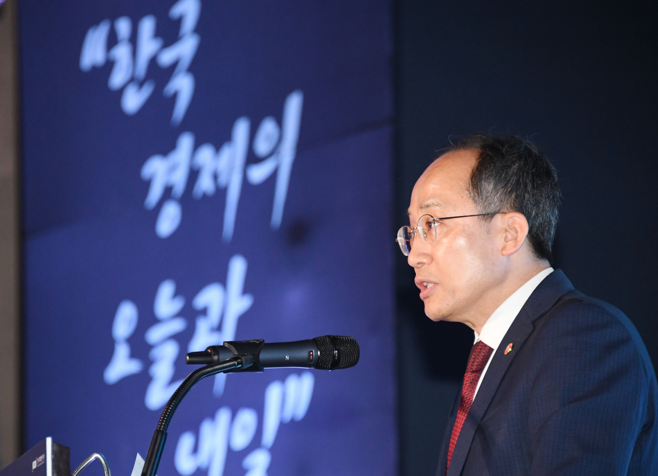 추경호 부총리 겸 기획재정부 장관이 25일 서울 여의도 페이몬트호텔에서 열린 '경제개발 5개년 계획 수립 60주년 기념 국제컨퍼런스'에서 개회사를 하고 있다.[기획재정부 제공]