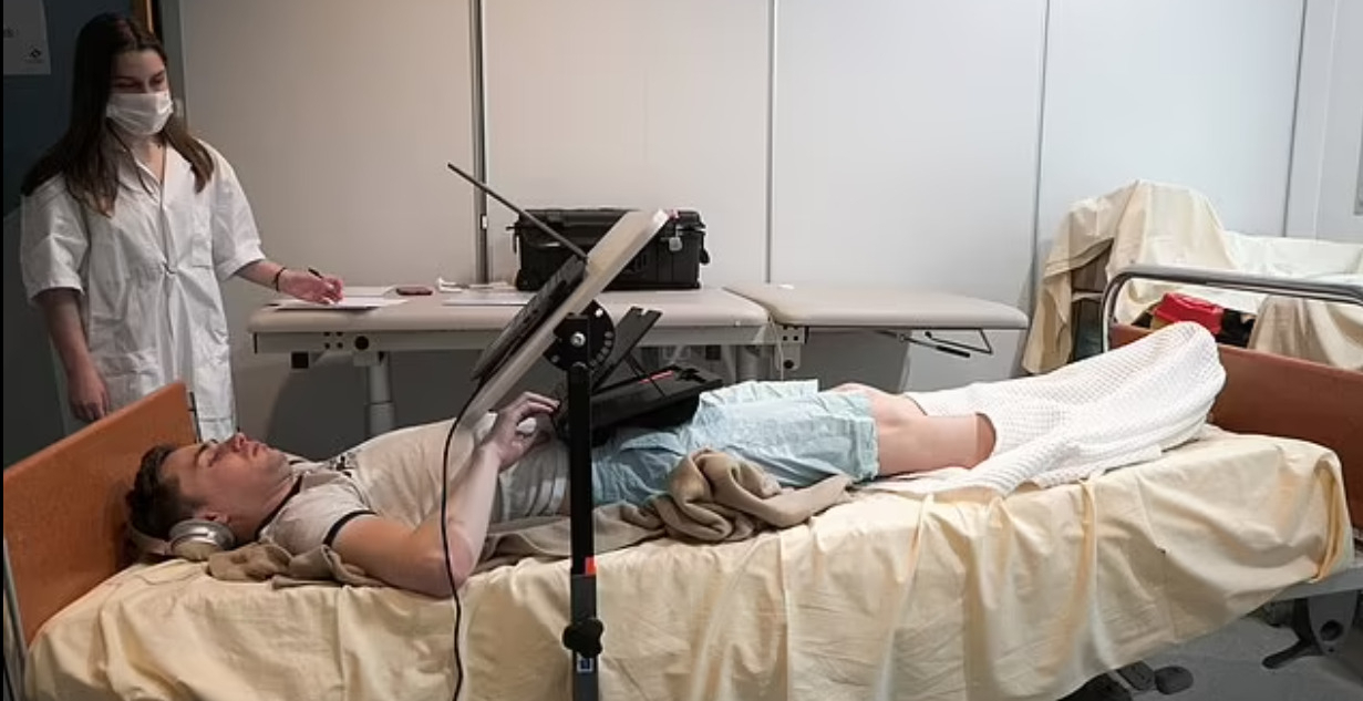 연구 참가자는 머리쪽이 6도 아래로 기울어진 침대 위에서 60일간 생활해야한다. 식사, 샤워, 심지어 화장실을 갈 때도 이 자세를 유지해야한다. [ESA]