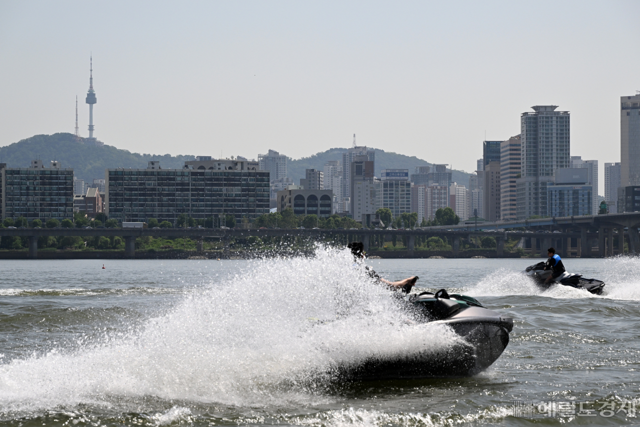 레저기업 씨두(SEA-DOO)가 25일 서울 영등포구 여의도 한강공원 씨두 시승체험장에서 씨두데이(SEA-DOO-DAY)를 진행한 가운데 직원들이 직접 제트스키를 선보이고 있다. 임세준 기자
