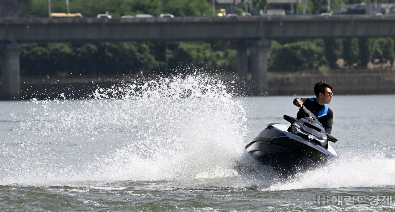 레저기업 씨두(SEA-DOO)가 25일 서울 영등포구 여의도 한강공원 씨두 시승체험장에서 씨두데이(SEA-DOO-DAY)를 진행한 가운데 직원들이 직접 제트스키를 선보이고 있다. 임세준 기자