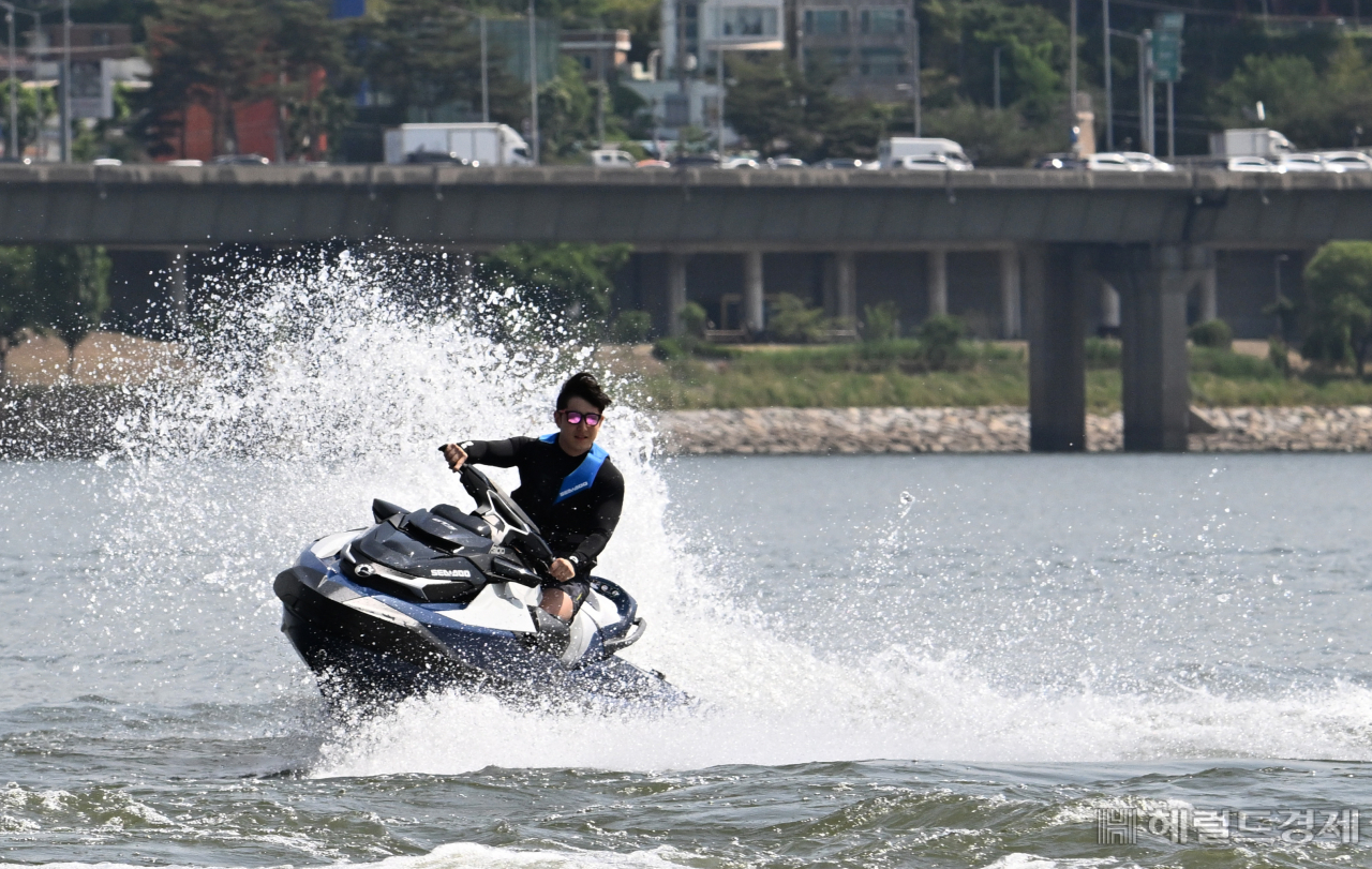 레저기업 씨두(SEA-DOO)가 25일 서울 영등포구 여의도 한강공원 씨두 시승체험장에서 씨두데이(SEA-DOO-DAY)를 진행한 가운데 직원들이 직접 제트스키를 선보이고 있다. 임세준 기자