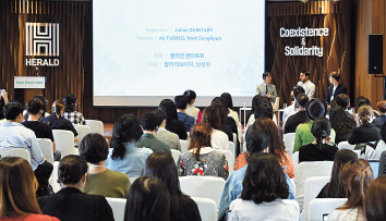 제3회 ‘H.eco포럼(헤럴드환경포럼)’이 24일 서울 신라호텔 영빈관 에메랄드홀에서 ‘환경 위기의 솔루션, 공존과 연대’를 주제로 열린 가운데 패널토크가 진행되고 있다. 이상섭 기자