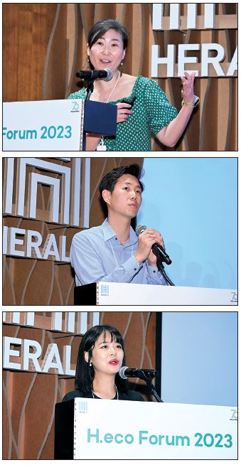 제3회 ‘H.eco포럼’에서 ‘헤럴드 에코어워드 2022(H.eco Awards 2022)’ 수상 이후 성과를 전하고 있는 고금숙(위쪽부터) 알맹상점 대표, 황승용 사단법인 지구닦는사람들(와이퍼스) 대표, 한유사랑 이타서울 대표 임세준 기자