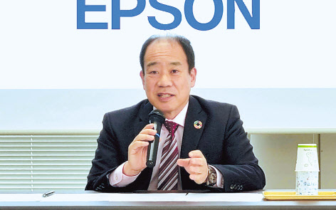 오가와 야스노리 세이코엡손 대표이사가 23일 일본 나가노현 스와시 본사에서 진행된 인터뷰에서 질문에 답변하고 있다.