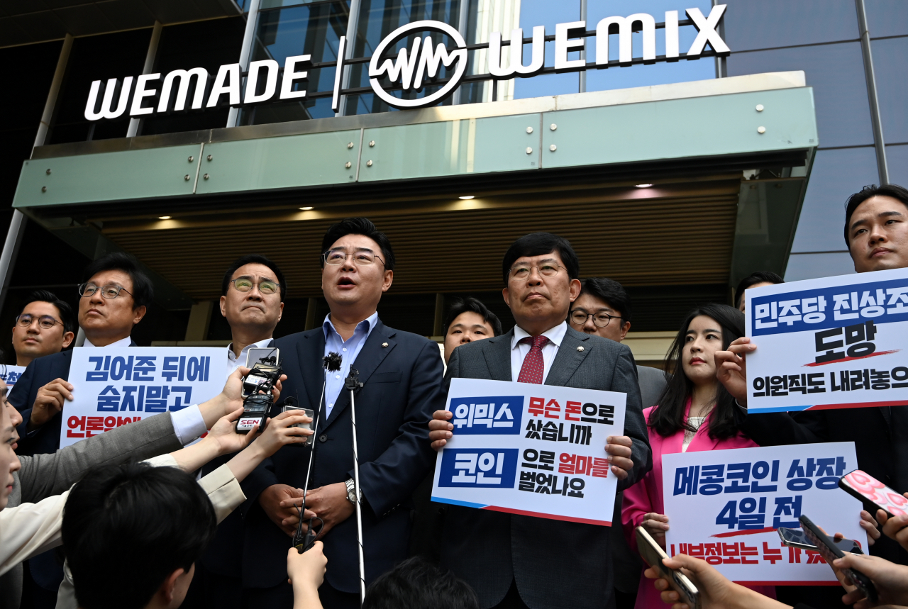 국민의힘 김성원 코인게이트 진상조사단장이 19일 오전 위믹스 발행사인 경기도 성남시 판교 위메이드 본사에서 앞에서 기자회견을 하고 있다. [연합]