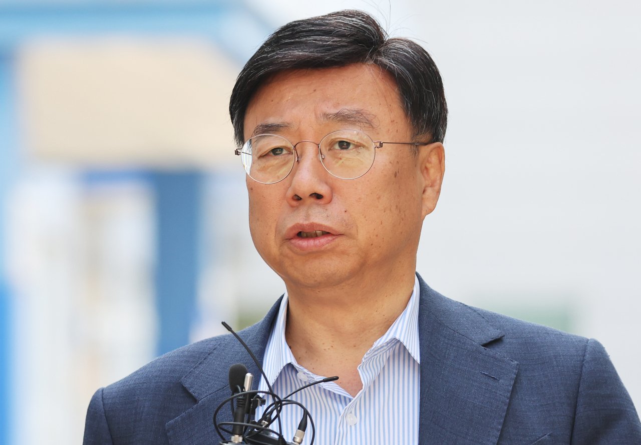 공직선거법 위반 혐의로 재판에 넘겨진 신상진 성남시장이 25일 오전 경기도 성남시 수원지방법원 성남지원에서 열린 1심 선고공판에 출석하며 취재진 질문에 답하고 있다. 연합뉴스