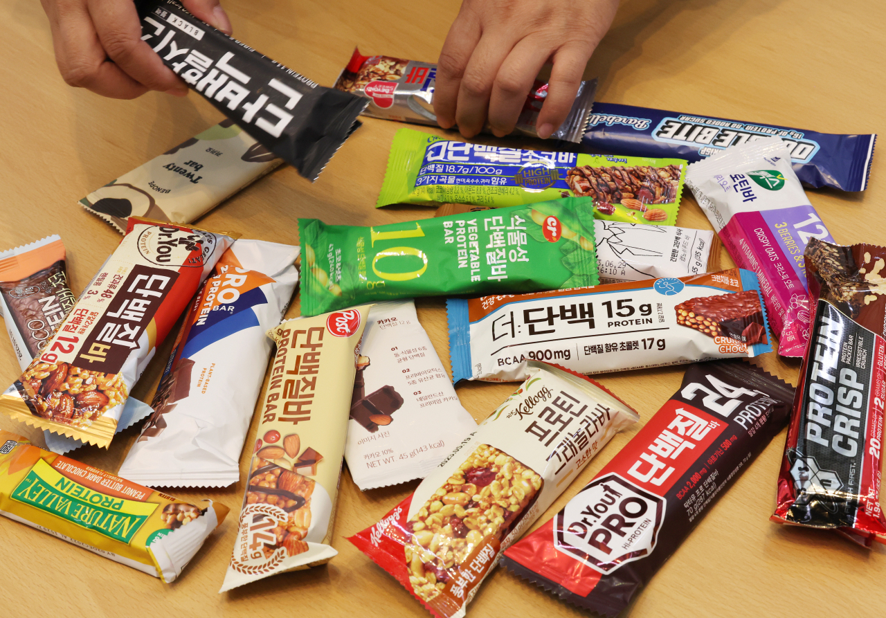 한국소비자연맹 관계자가 25일 오전 세종시 정부세종청사에서 시중에 유통되고 있는 단백질 바 20개에 대한 영양성분과 안정성 등 시험·평가한 내용을 설명하고 있다. 한국소비자연맹은 모든 제품이 미생물 및 곰팡이독소 등은 불검출되거나 기준치 이내로 기준에 적합했다. 제품 1개당 단백질과 포화지방산 함량이 제품 간 최대 3.8배의 차이가 있었다며 꼼꼼한 확인이 필요하다고 밝혔다. [연합뉴스]