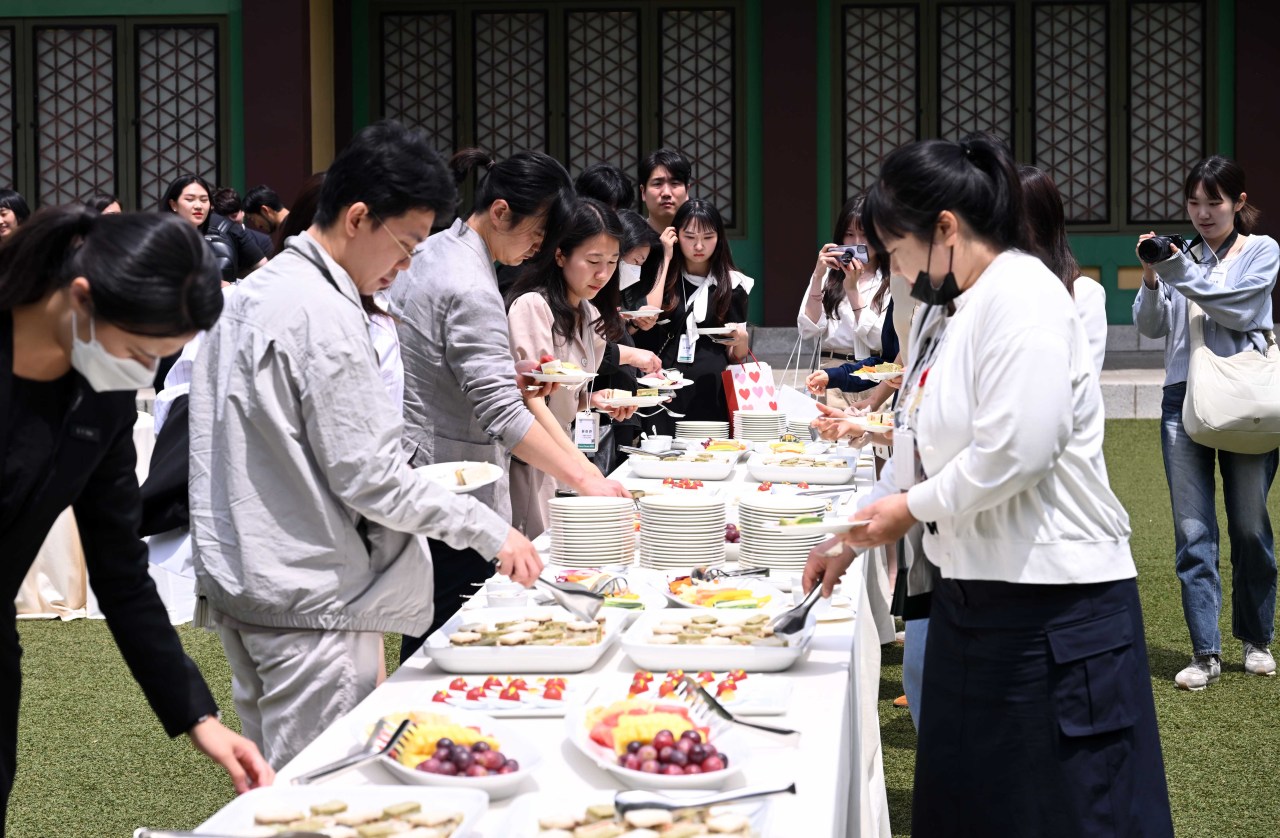 24일 오전 서울 중구 신라호텔에서 ‘환경 위기의 솔루션, 공존과 연대’를 주제로 열린 H.eco 포럼에서 참가자들이 네트워킹 리셉션을 가지고 있다. 이상섭 기자