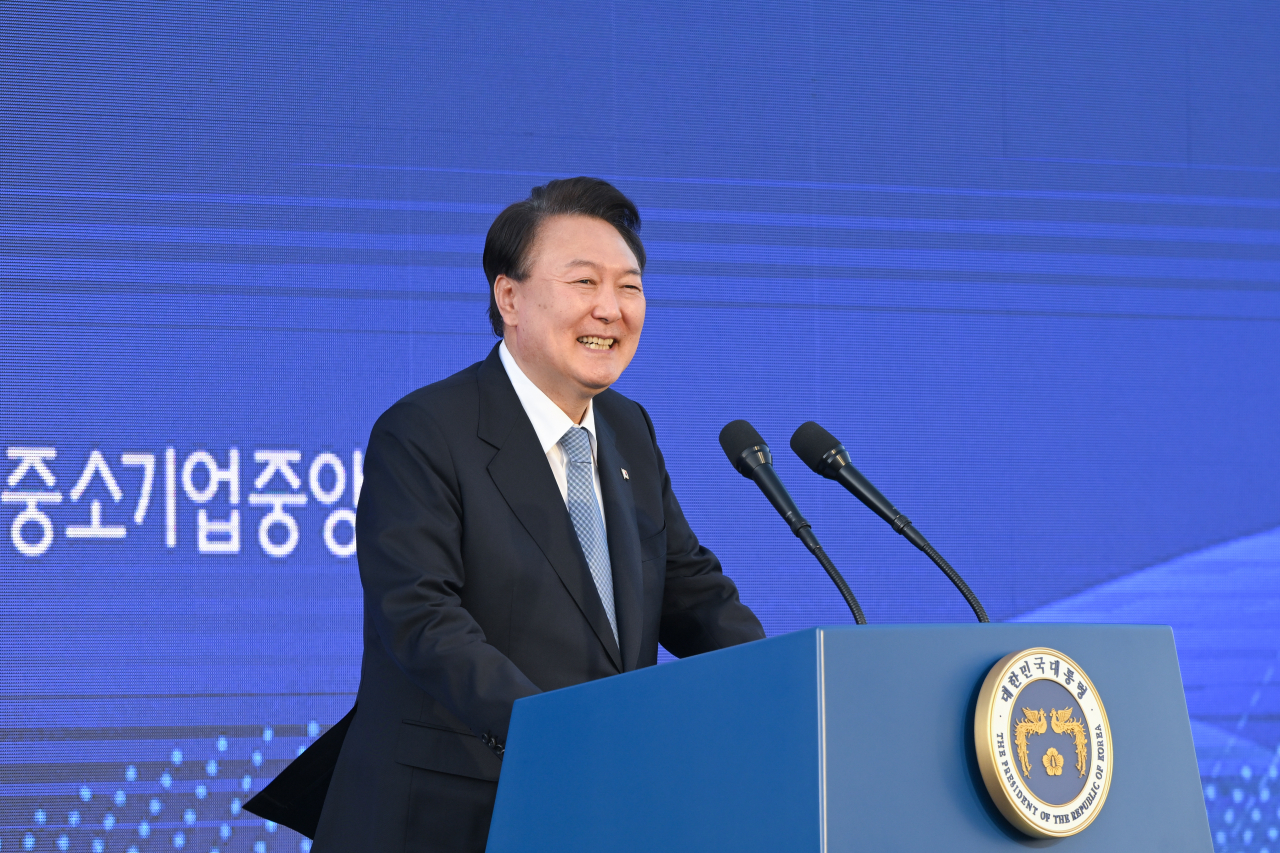 윤석열 대통령이 23일 서울 용산 대통령실 잔디마당에서 열린 '2023 대한민국 중소기업인대회'에서 격려사를 하고 있다. [연합]