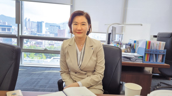 대구은행 최초로 외부에서 CFO자리에 영입된 여성 임원으로, 은행의 변화와 혁신을 위해 노력하고 있는 이은미 DGB대구은행 경영기획본부장. 김병진 기자