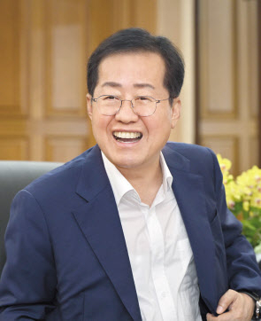 대권 잠룡으로 꼽히는 홍준표 대구시장이 취임 이후 소위 기득권 카르텔 타파를 주창하며 시정 전반에 대해 대구 재건을 위한 ‘홍카콜라’식 혁신에 나서고 있는 가운데 거침없는 각종 정책들을 펼치고 있어 전국적인 주목을 받고 있다. [대구시 제공]