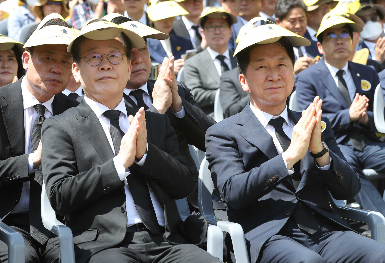 이재명 더불어민주당 대표(왼쪽)와 김기현 국민의힘 대표가 23일 경남 김해시 진영읍 봉하마을에서 열린 노무현 전 대통령 서거 14주기 추도식에 참석해 박수치고 있다. [연합]