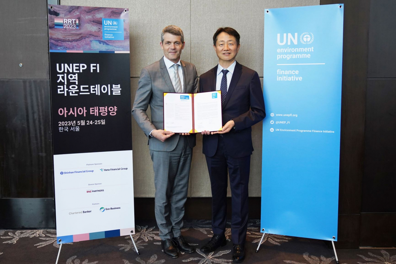 UNEP FI의 아시아태평양 지역 회의에 참석한 에릭 어셔(Eric Usher·왼쪽) UNEP FI 대표와 김신 SK증권 사장이 기념 사진을 찍고 있다. [SK증권]