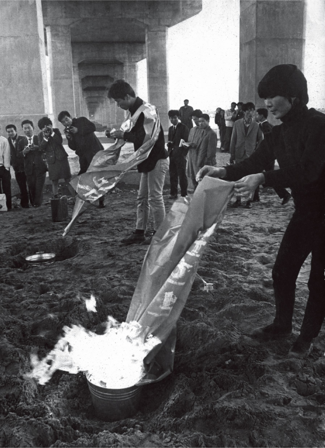 강국진, 정강자, 정찬승,〈한강변의 타살〉, 1968, 1968년 10월 17일 제2한강교(현재의 양화대교) 아래 강변에서 열린 퍼포먼스의 기록, 국립현대미술관 미술연구센터 소장 &copy; 황양자, 정강자 유족, 정무진, 사진 국립현대미술관 미술연구센터, 김미경 컬렉션 제공