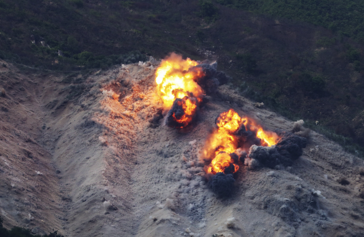 '2023 연합·합동 화력격멸훈련'중 전투기에서 투하 된 MK-82 항공탄으로 적 진지가 초토화되는 장면.[제공=국방일보]