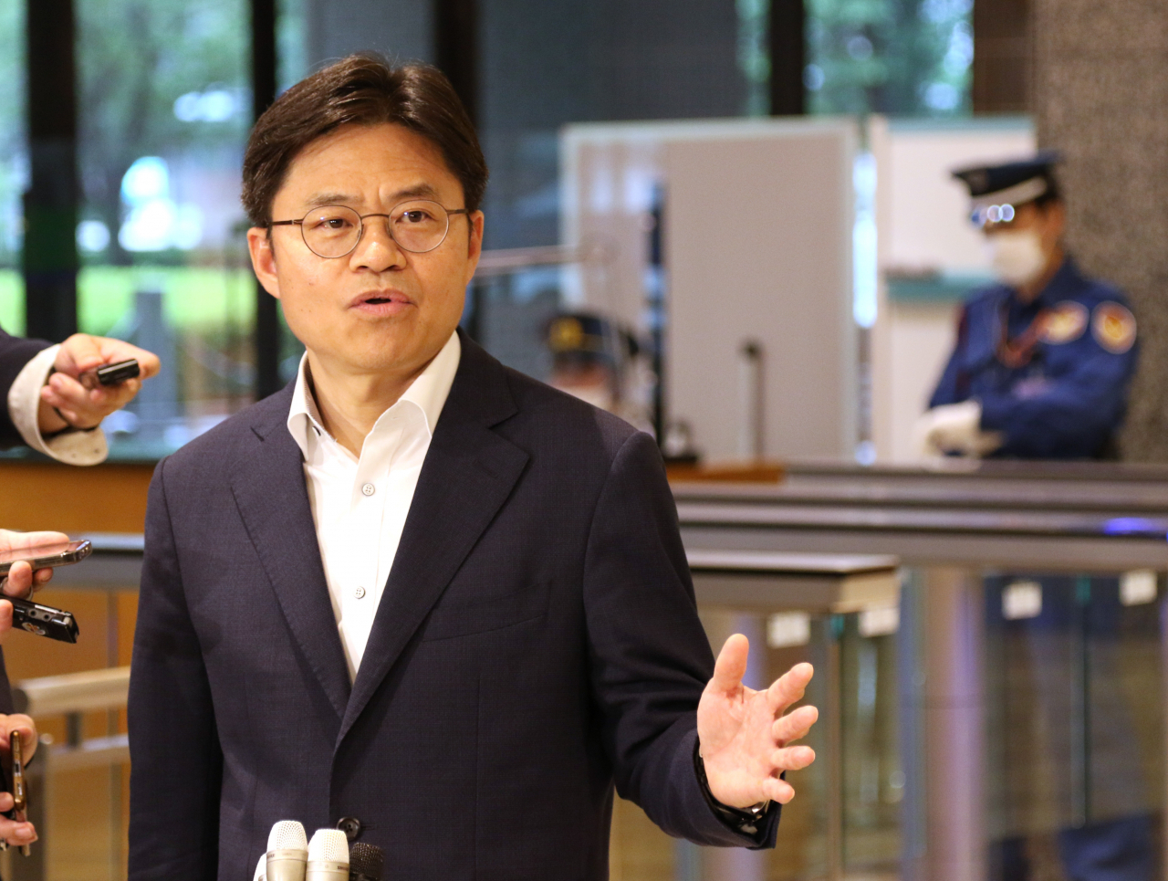 일본 후쿠시마 오염수 시찰단장인 유국희 원자력안전위원장이 25일 일본 방문 공식 일정을 마무리하고 도쿄 외무성에서 기자들에게 성과를 설명하고 있다. 유 단장은 "시찰이 끝은 아니다"라고 말했다. 연합뉴스