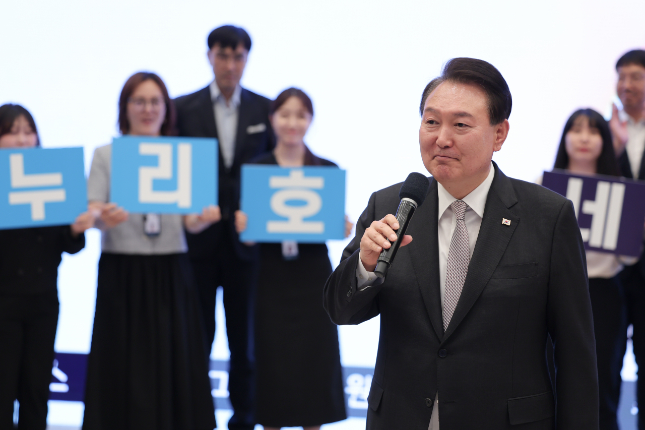 윤석열 대통령이 25일 오후 서울 용산 대통령실 청사에서 직원들과 한국형 발사체 누리호(KSLV-Ⅱ)의 3차 발사 모습을 지켜본 뒤 나로우주센터의 연구진과 영상통화를 하고 있다. 연합뉴스