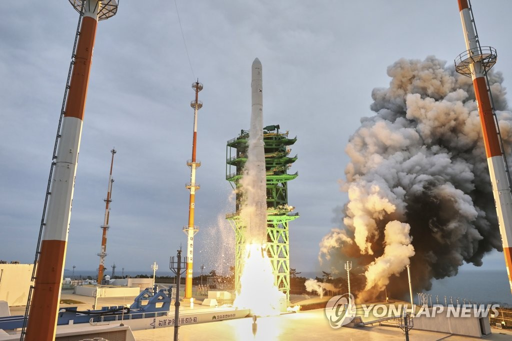 독자 기술로 개발된 한국형 발사체 누리호(KSLV-Ⅱ)가 25일 오후 전남 고흥군 나로우주센터에서 발사되고 있다.[사진 연합뉴스]