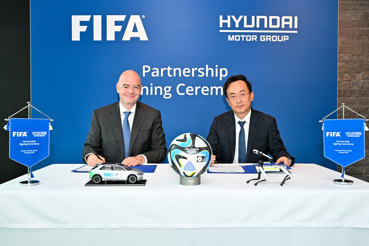 김걸(오른쪽부터) 현대자동차그룹 기획조정실장 사장과 지안니 인판티노 FIFA 회장이 조인식 이후 기념 촬영을 하고 있다. [현대차 제공]