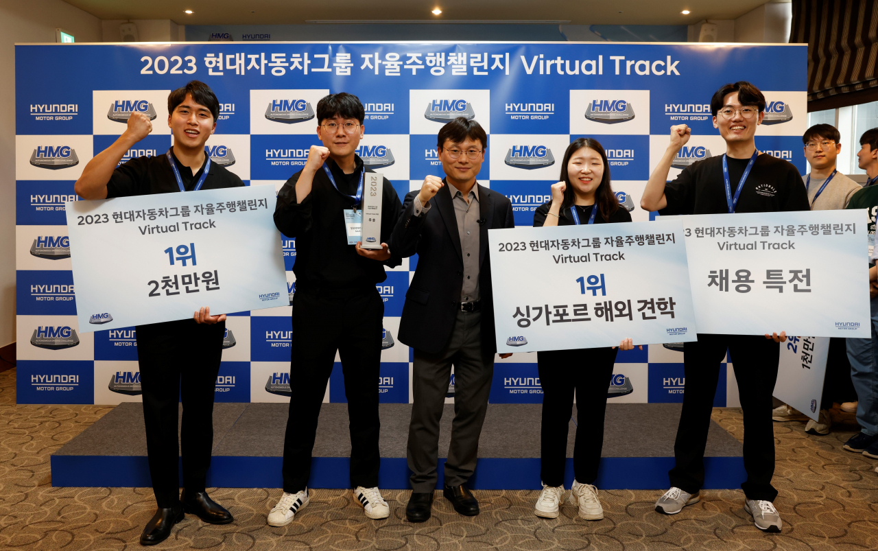 유지한(가운데) 현대차그룹 자율주행사업부장 전무가 우승팀 성균관대 SAVE팀과 기념촬영을 하고 있다. [현대차그룹 제공]