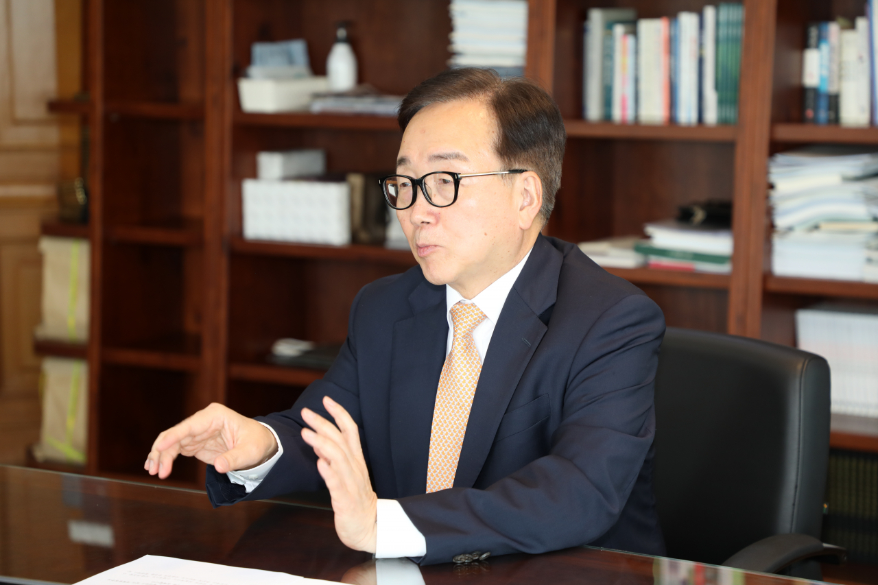 이동근 경총 부회장이 지난 25일 경총회관에서 헤럴드경제와 인터뷰를 하고 있다. 그는 “노란봉투법은 제조업 전반을 뒤흔드는 악법으로, 통과 때 부작용은 상상을 초월할 것”이라고 강조했다. [정찬수 기자]