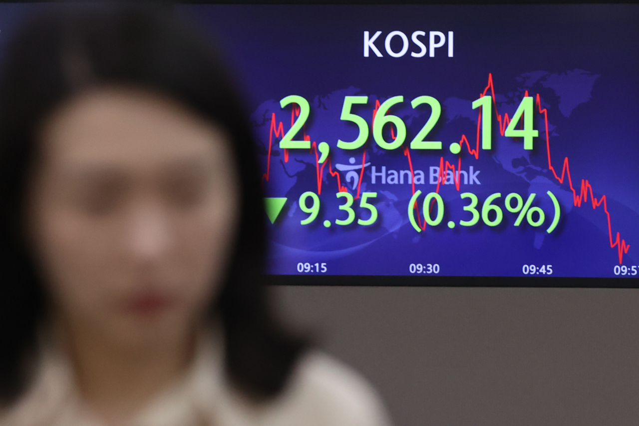 An electronic board showing the Korea Composite Stock Price Index at a dealing room of the Hana Bank headquarters in Seoul on Friday. (Yonhap)