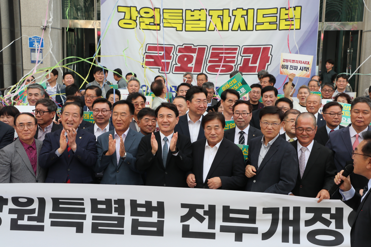 김진태 강원지사가 25일 오후 서울 강원도민회관에서 강원특별자치도법 개정안이 국회 본회의를 통과한 것을 자축하고 있다. [연합]