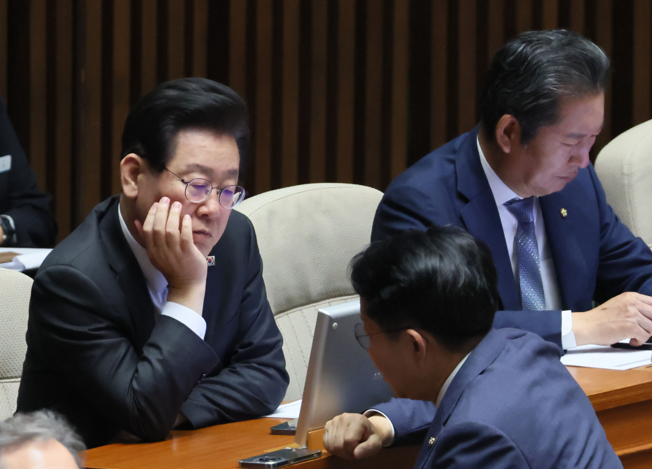 이재명 더불어민주당 대표가 25일 오후 국회에서 열린 본회의에서 조정식 사무총장과 대화하고 있다. [연합]