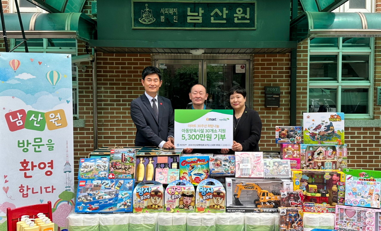 초록우산어린이재단은 ㈜이마트, 사회복지법인 남산원과 함께 ‘어린이해방선언’ 100주년을 기념하여 최근 서울시 중구 남산원에서 기부금 전달식을 진행했다. 오른쪽부터, 초록우산어린이재단 서울2지역본부 최운정 본부장, 남산원 박흥식 원장, 이마트 홍성수 CSR담당 상무.