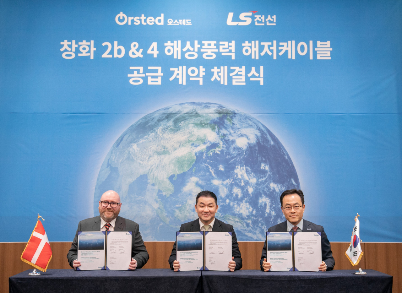 고의곤(가운데) LS전선 해저 글로벌 영업부문장과 게럿 둘리(왼쪽) 오스테드 장화해상풍력 프로그램 디렉터, 최승호 오스테드 코리아 대표가 계약 서명 후 기념촬영을 하고 있다. [LS전선]