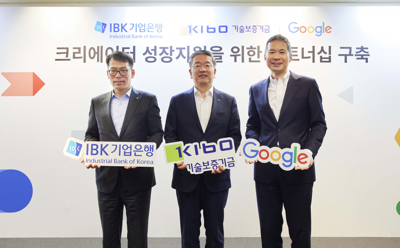사진은 지난 25일 서울 강남구 구글코리아 사무실에서 김성태 IBK기업은행장(왼쪽), 김종호 기술보증기금 이사장(가운데), 김경훈 구글코리아 사장(오른쪽)이 ‘크리에이터 성장지원을 위한 파트너십 구축‘ 행사를 마치고 기념촬영을 하고 있는 모습
