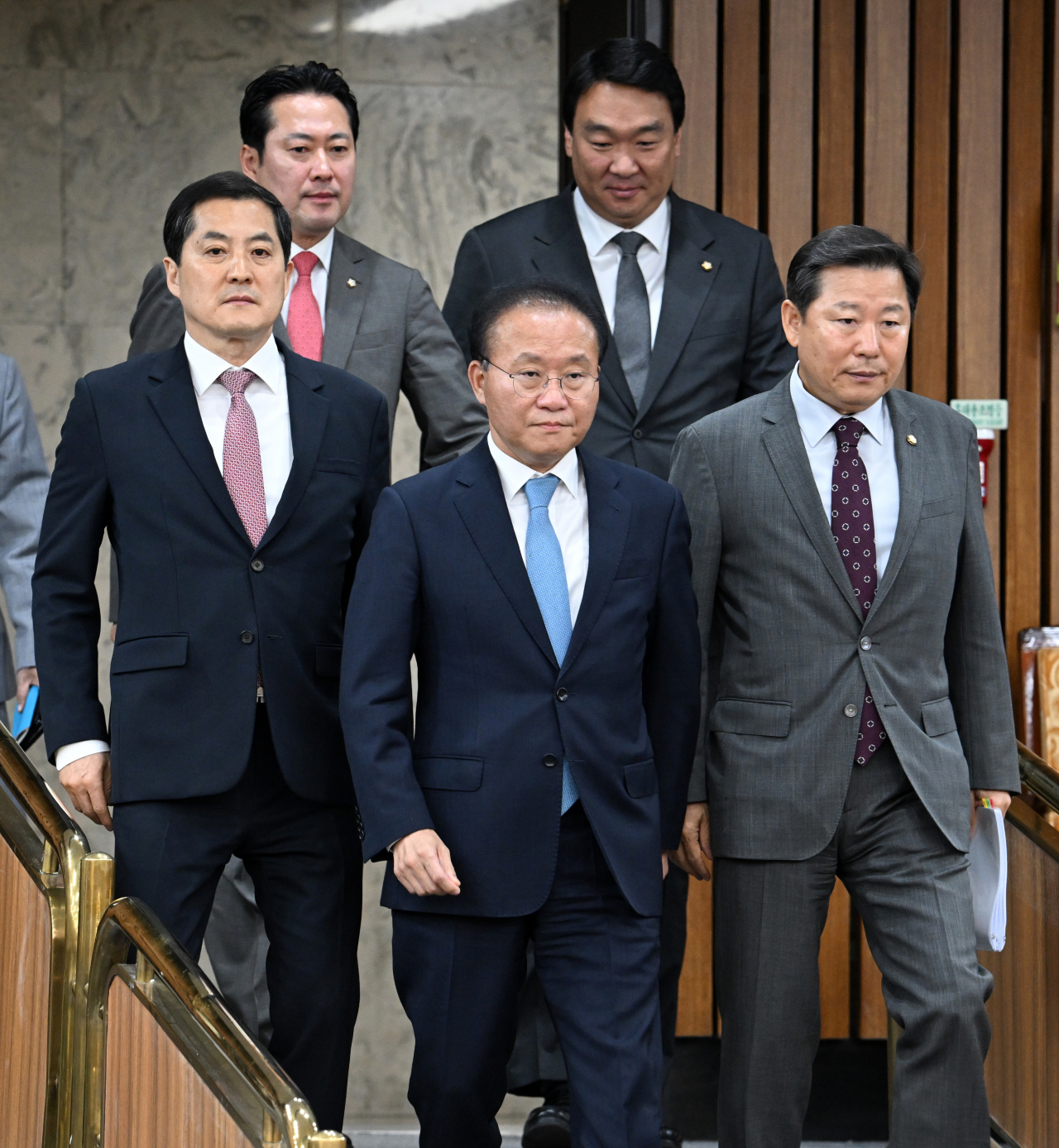 윤재옥 국민의힘 원내대표를 비롯한 원내지도부가 26일 서울 영등포구 여의도 국회의사당 본청에서 열린 원내대책회의에 참석하고 있다. 임세준 기자