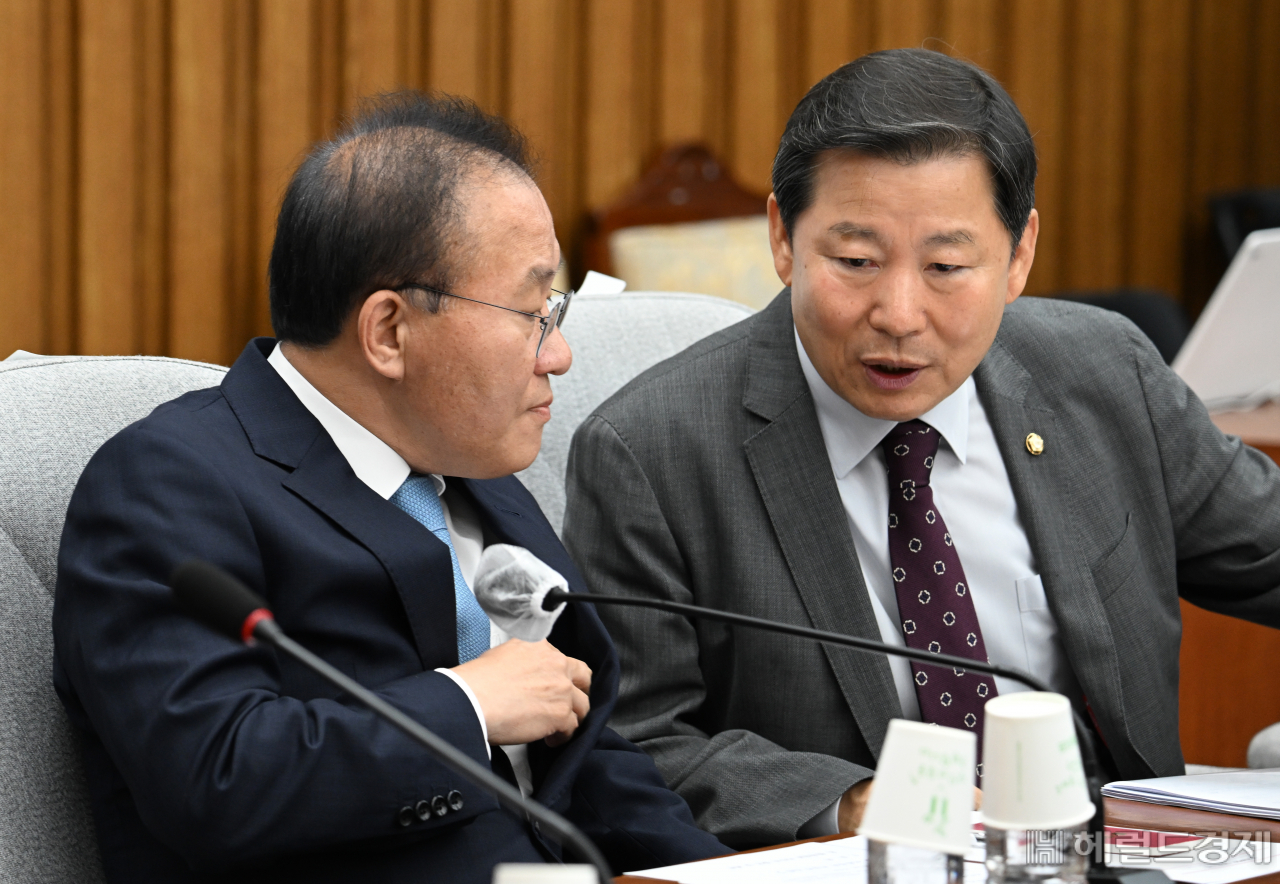 윤재옥(왼쪽) 국민의힘 원내대표와 이철규 사무총장이 26일 서울 영등포구 여의도 국회의사당 본청에서 열린 원내대책회의에 참석해 대화를 나누고 있다. 임세준 기자