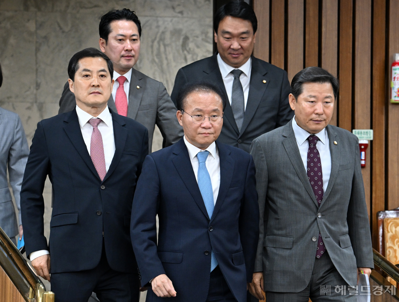 윤재옥 국민의힘 원내대표를 비롯한 원내지도부가 26일 서울 영등포구 여의도 국회의사당 본청에서 열린 원내대책회의에 참석하고 있다. 임세준 기자