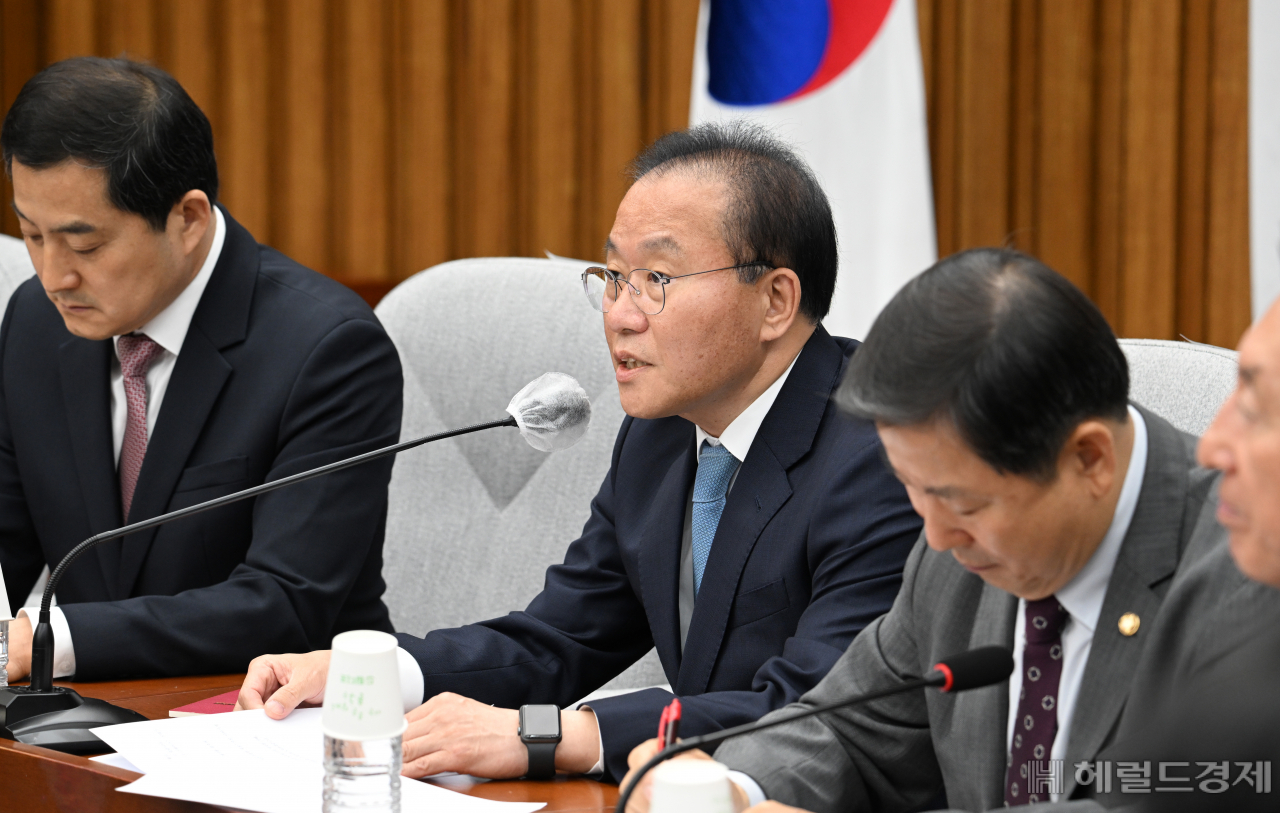 윤재옥 국민의힘 원내대표가 26일 서울 영등포구 여의도 국회의사당 본청에서 열린 원내대책회의에 참석해 발언하고 있다. 임세준 기자