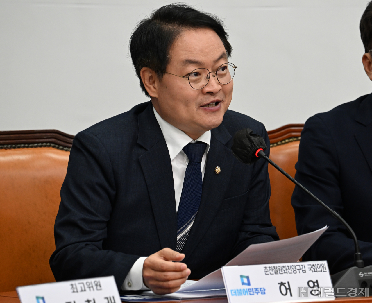 허영 의원이 26일 서울 영등포구 여의도 국회의사당 더불어민주당 당대표회의실에서 열린 더불어민주당 강원특별자치도 출범 기념행사에 참석해 발언하고 있다. 임세준 기자