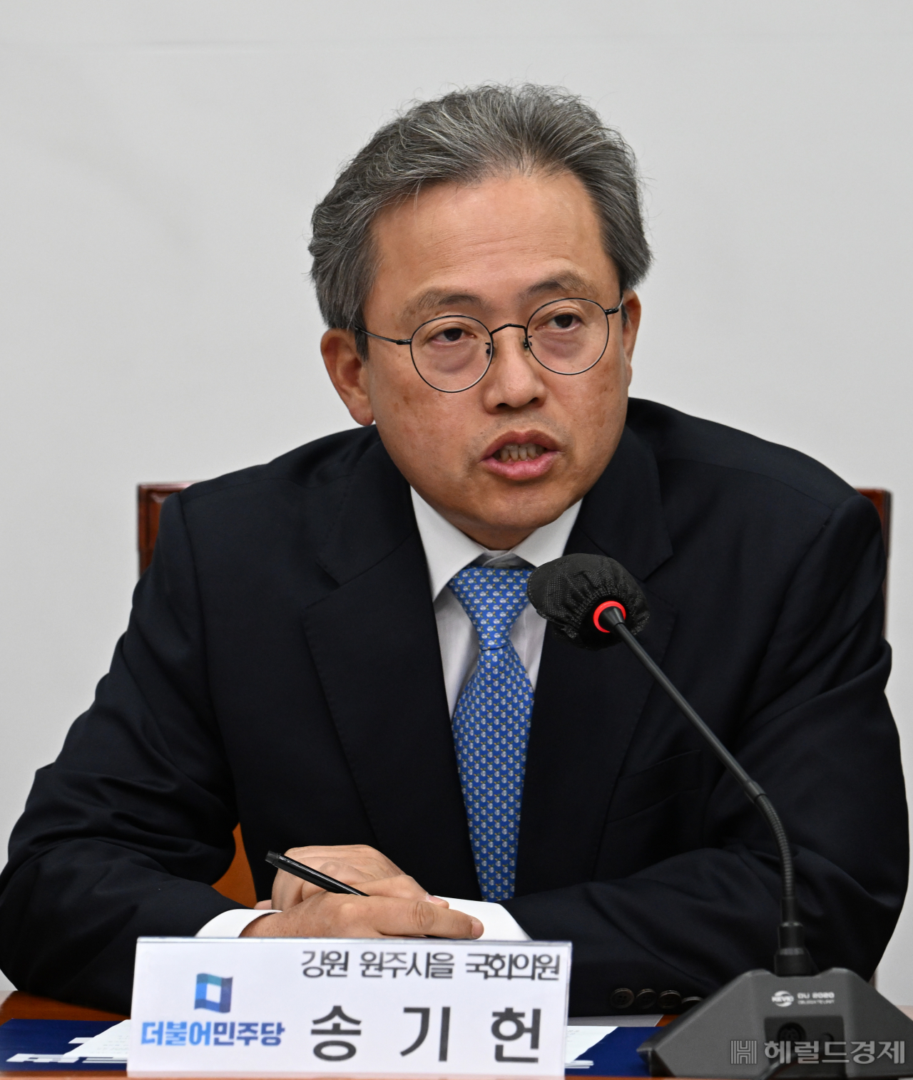 송기헌 의원이 26일 서울 영등포구 여의도 국회의사당 더불어민주당 당대표회의실에서 열린 더불어민주당 강원특별자치도 출범 기념행사에 참석해 발언하고 있다. 임세준 기자