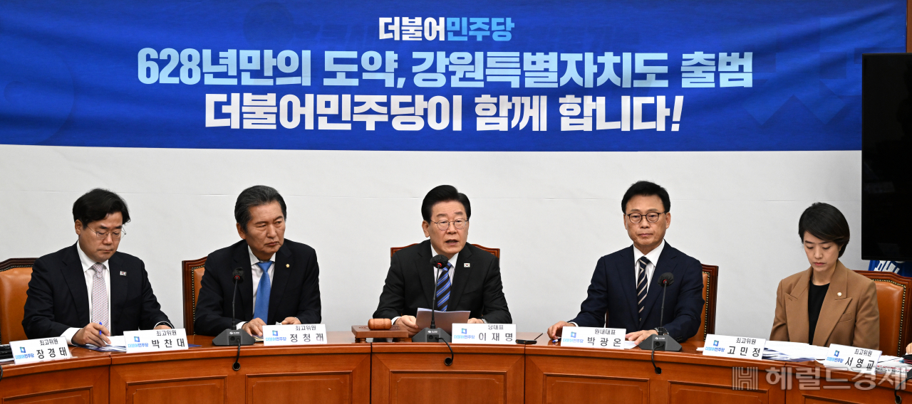 이재명(가운데) 더불어민주당 당대표가 26일 서울 영등포구 여의도 국회의사당 본청에서 열린 더불어민주당 최고위원회의에 참석해 발언하고 있다. 임세준 기자