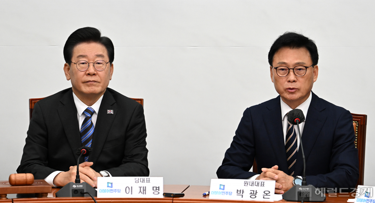 박광온(오른쪽) 더불어민주당 원내대표가 26일 서울 영등포구 여의도 국회의사당 본청에서 열린 더불어민주당 최고위원회의에 참석해 발언하고 있다. 임세준 기자