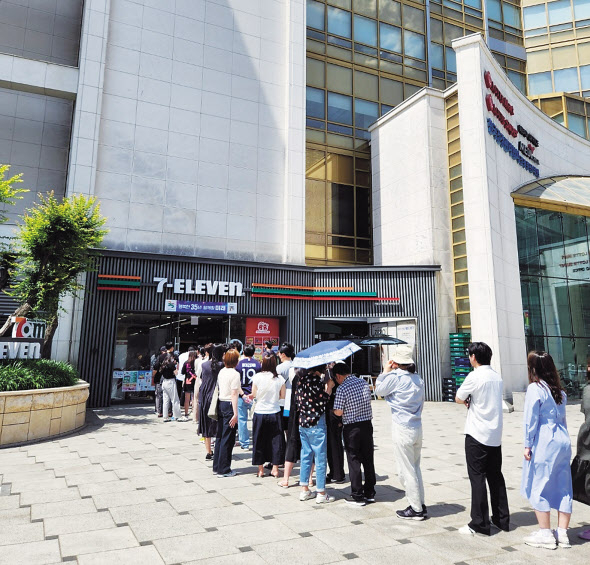 25일 오후 세븐일레븐 ‘위스키 런’참여자들이 서울 송파구 세븐일레븐 챌린지스토어점 앞에서 줄을 서고 있다. 김벼리 기자
